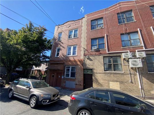 Exterior, Facade, Brick Facade, Rowhouse