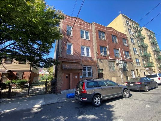 Exterior, Facade, Brick Facade, Rowhouse