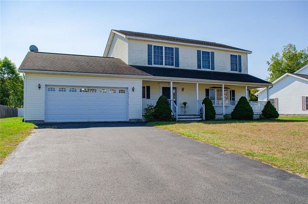 Attached, Exterior, Facade, Farmhouse