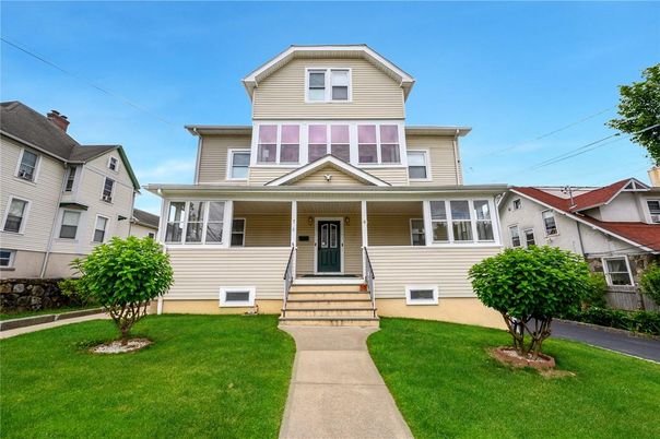 Exterior, Facade, Queen Anne Victorian