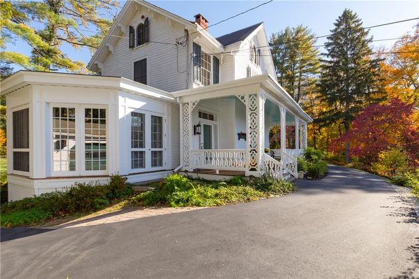 Exterior, Facade, Farmhouse