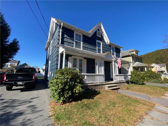 Exterior, Facade, Queen Anne Victorian