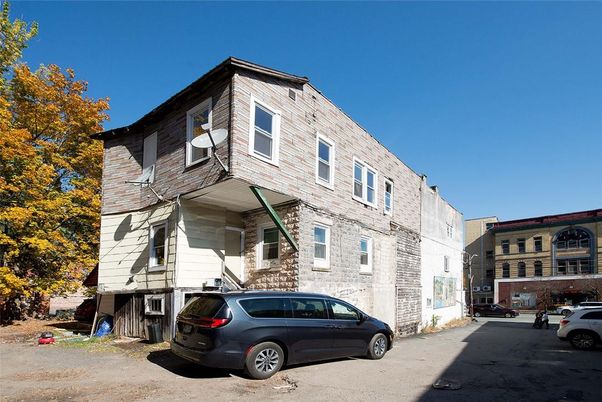 Exterior, Facade, Rowhouse