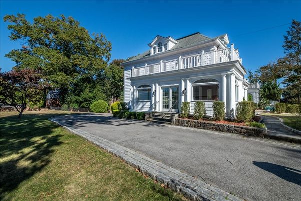Exterior, Facade, American Foursquare