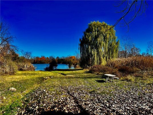 Exterior, Lake