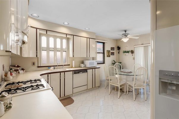 Dining room, Interior, Kitchen, Recessed Lighting