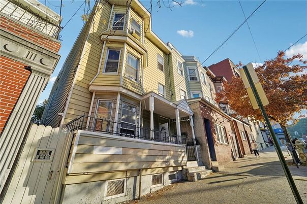 Exterior, Facade, Rowhouse