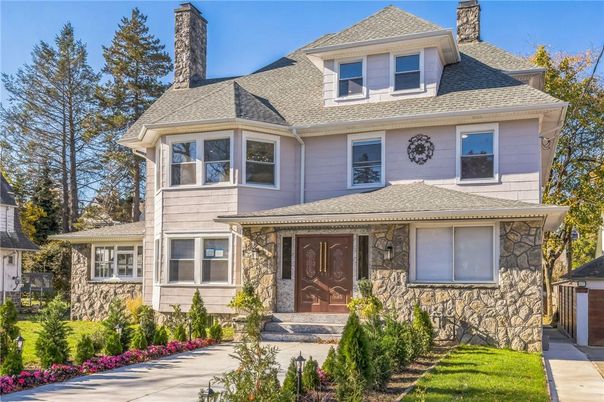 Exterior, Facade, Queen Anne Victorian