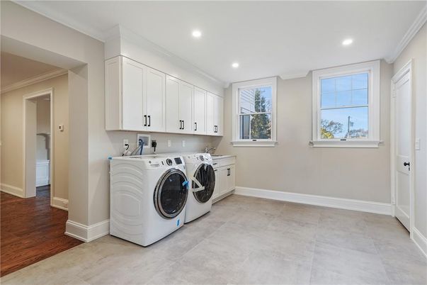 Interior, Recessed Lighting, Washer, Wood Texture Flooring