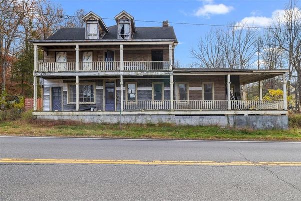 Exterior, Facade, American Foursquare
