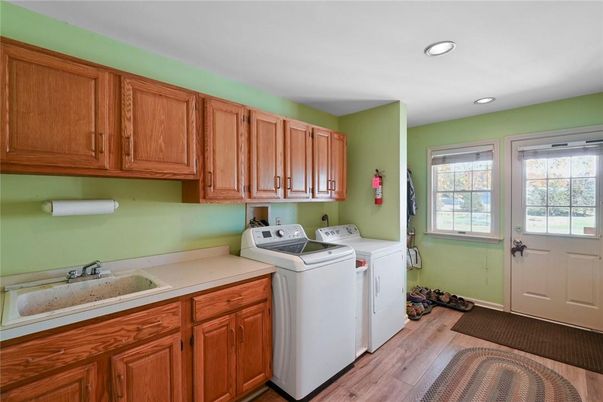 Interior, Recessed Lighting, Washer, Wood Texture Flooring
