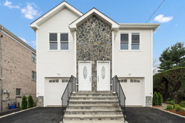 Attached, Exterior, Facade, Rowhouse