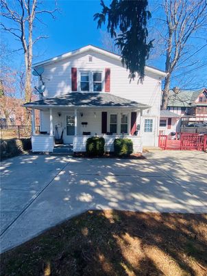 Exterior, Facade, American Foursquare