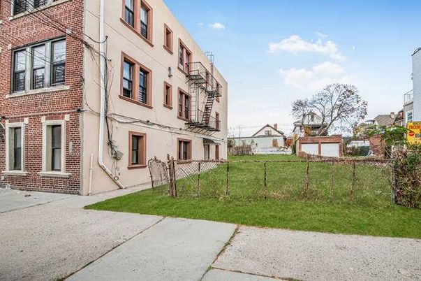 Backyard, Exterior, Facade, Brick Facade, Rowhouse