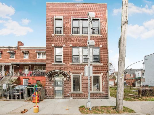 Exterior, Facade, Brick Facade, Rowhouse