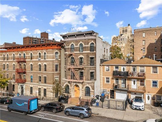 Exterior, Facade, Rowhouse