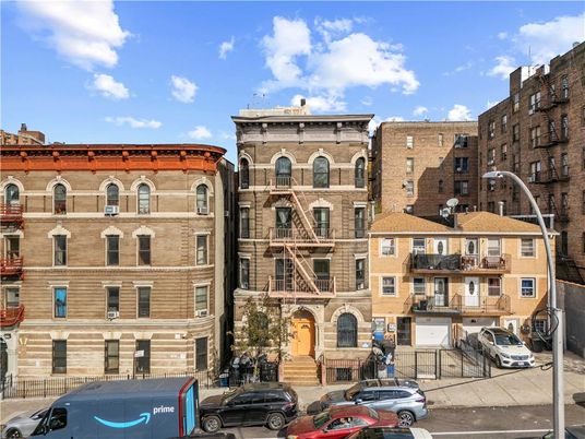 Exterior, Facade, Rowhouse