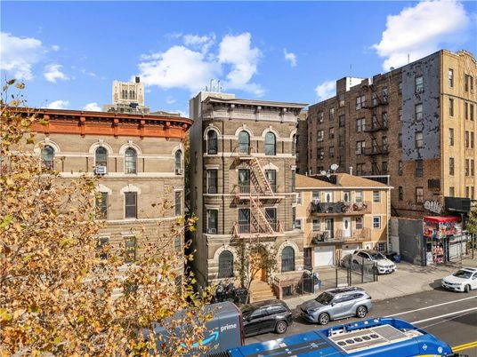 Exterior, Facade, Rowhouse