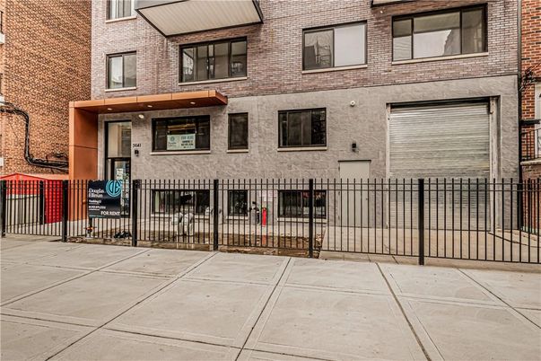 Exterior, Facade, Brick Facade, Rowhouse