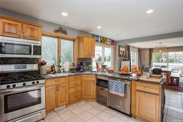 Dining room, Interior, Kitchen, Recessed Lighting, Stainless Steel Appliances