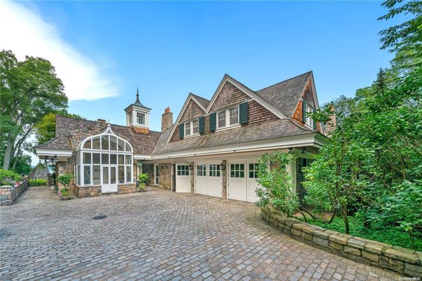 Attached, Exterior, Facade, Cape Cod