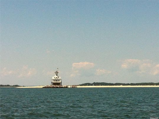 Exterior, Lake