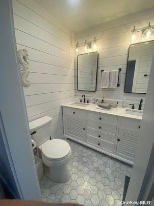 Bathroom, Dual Sink Vanities, Interior