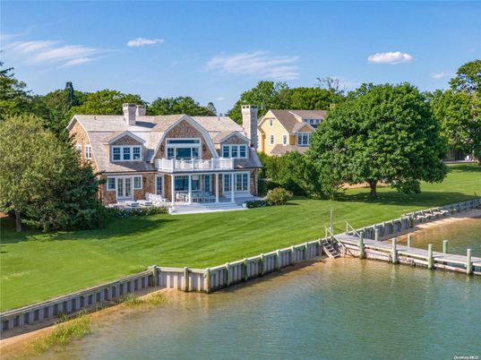 Exterior, Lake