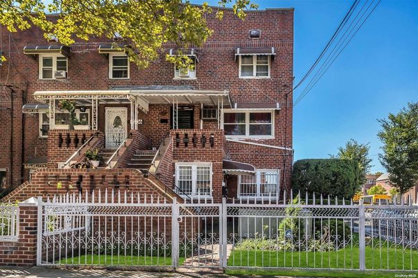 Exterior, Facade, Brick Facade, Rowhouse