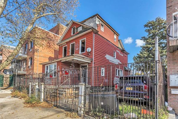 Exterior, Facade, Queen Anne Victorian