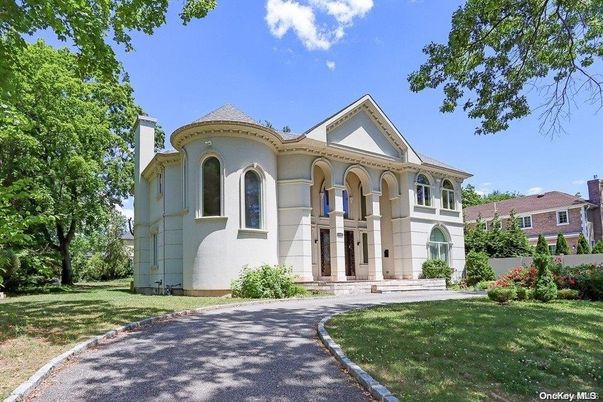Exterior, Facade, Queen Anne Victorian