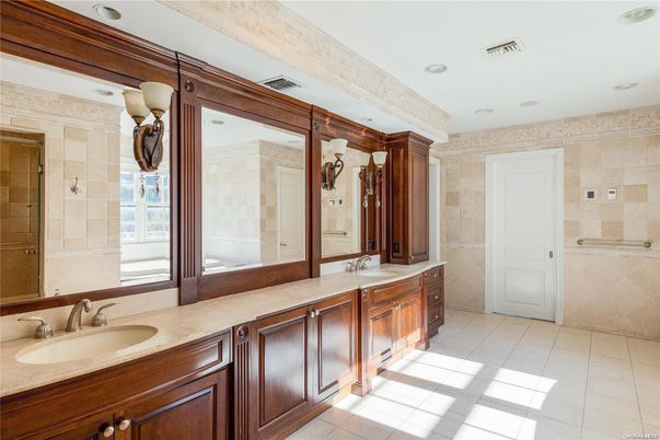 Bathroom, Dual Sink Vanities, Interior, Recessed Lighting