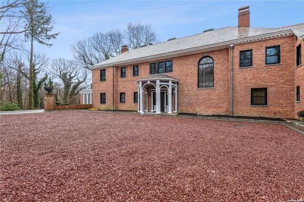 Exterior, Facade, Brick Facade, Georgian