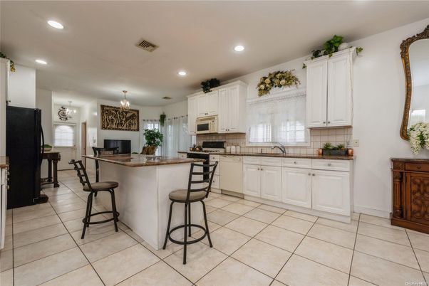 Chandelier, Dining room, Interior, Kitchen, Recessed Lighting, Stainless Steel Appliances
