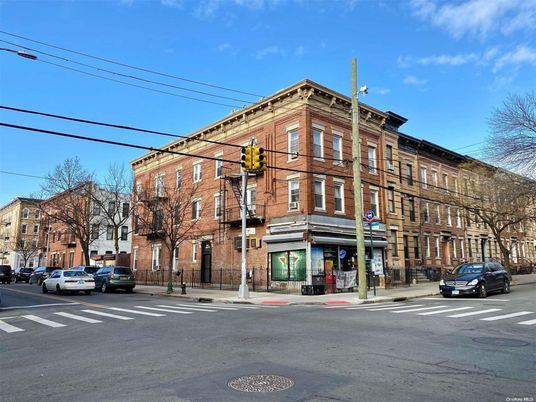 Exterior, Facade, Brick Facade, Chicago School