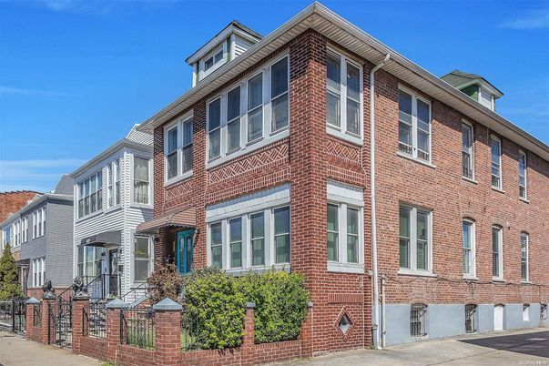 Exterior, Facade, Brick Facade, Rowhouse