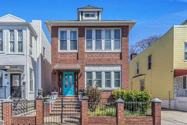 Exterior, Facade, Brick Facade, Rowhouse