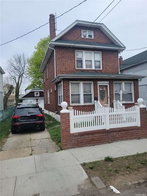 Exterior, Facade, Brick Facade, American Foursquare