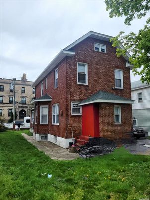 Exterior, Facade, Brick Facade, Brick Traditional