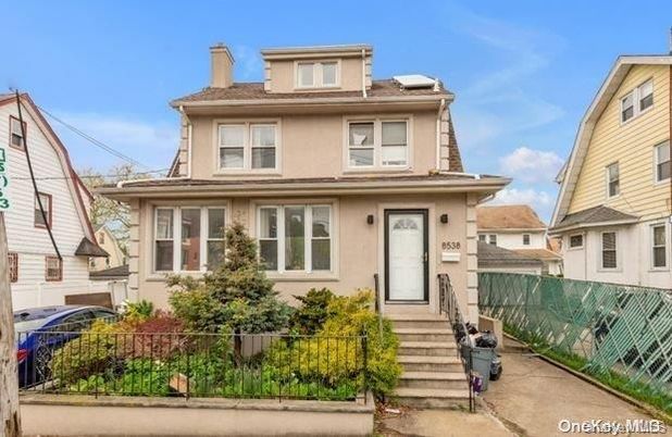 Exterior, Facade, American Foursquare