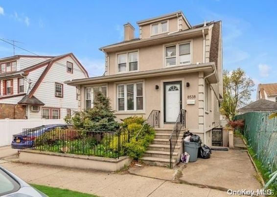 Exterior, Facade, American Foursquare