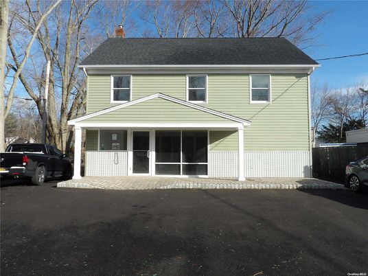 Attached, Exterior, Facade, American Foursquare