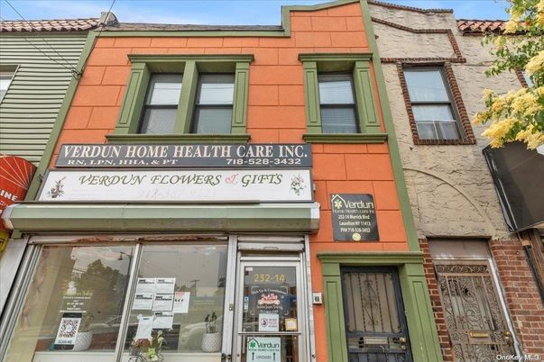Exterior, Facade, Rowhouse