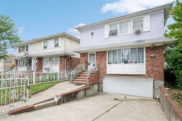 Attached, Exterior, Facade, Brick Facade, American Foursquare