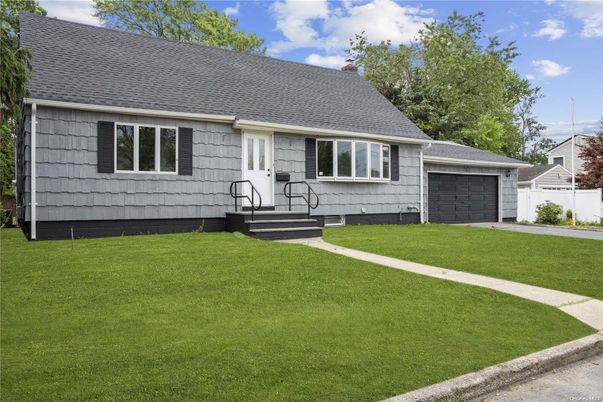 Attached, Exterior, Facade, Cape Cod