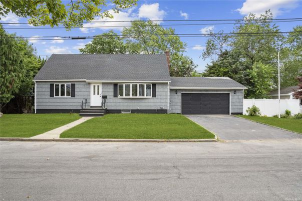 Attached, Exterior, Facade, Cape Cod
