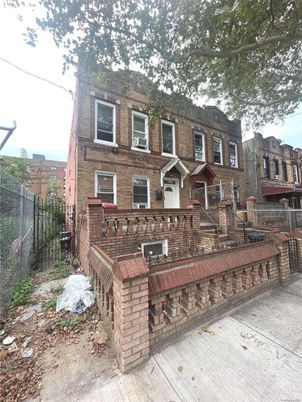 Exterior, Facade, Brick Facade, Rowhouse