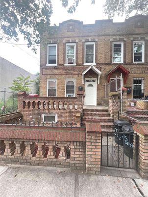 Exterior, Facade, Rowhouse