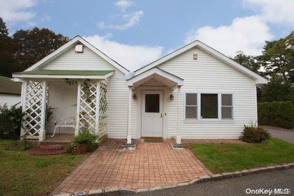 Exterior, Facade, Ranch