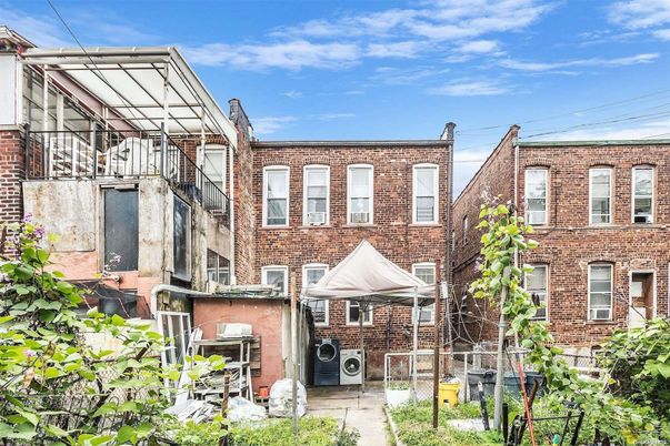 Exterior, Facade, Brick Facade, Rowhouse
